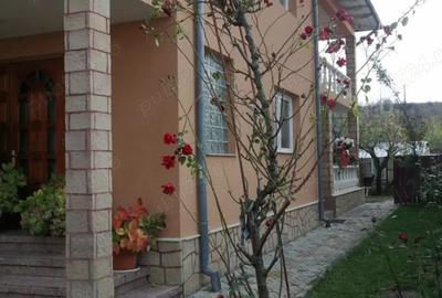 Casă cu 6 camere cu Teren 2200 Mp în Central - 2