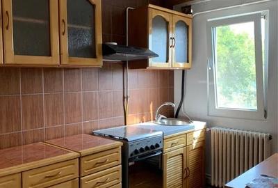 Apartament cu 2 camere semidecomandat, mobilat în Podul de Piatră