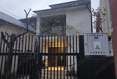 Casă cu 5 camere cu Teren 945 Mp în Central - 1