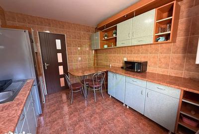 Apartament cu 3 camere semidecomandat, mobilat în 1 Mai - 7