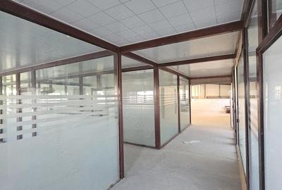 Spațiu comercial, de 4,000 mp, în Central - 8