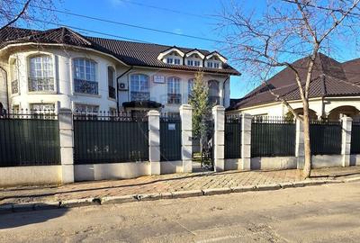 Casă individuală cu 10 camere cu Teren 900 Mp în 23 August - 1