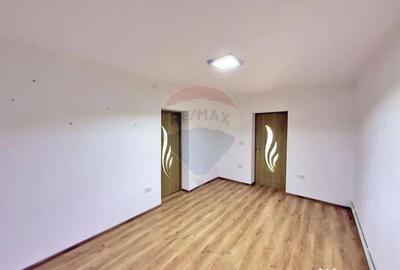 Casă cu 7 camere cu Teren 590 Mp în Macea - 2