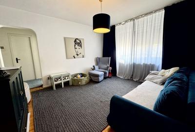 Apartament cu 3 camere semidecomandat, mobilat în 1 Mai