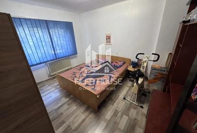 Apartament cu 4 camere decomandat în Central