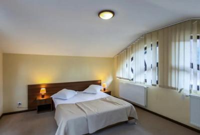 Casă cu 7 camere cu Canalizare în Central - 2