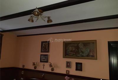 Casă cu 12 camere cu Teren 571 Mp în Central