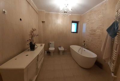 Casă cu 4 camere cu Teren 400 Mp în Central - 1