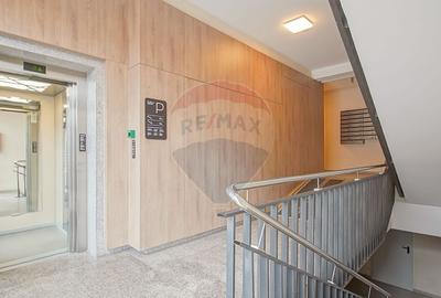 Penthouse cu 4 camere decomandat în Tractorul - 53