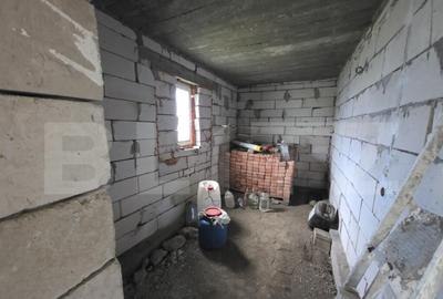 Casa la tara de vanzare, cu 13 ari de teren, la 40 km de Bi - 2