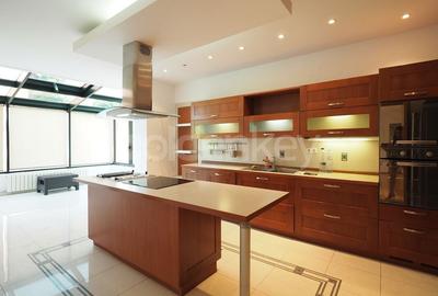 Vila nemobilata in complex cu piscina | 2 garaje - 8