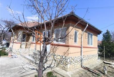 Casă cu 3 camere semidecomandat cu Teren 844 Mp în Pietroasele - 1