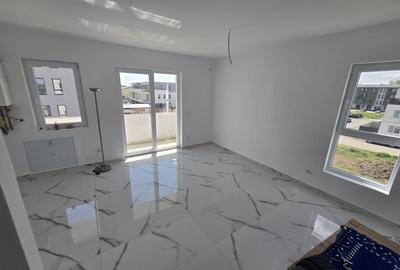 Nou. Disponibil imediat. Decomandat. Etaj intermediar. - 2