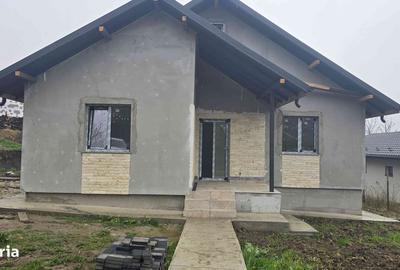 Casă cu 3 camere decomandat în Ciurbești