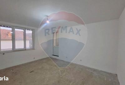 Casă cu 3 camere cu Teren 800 Mp în Corunca - 1