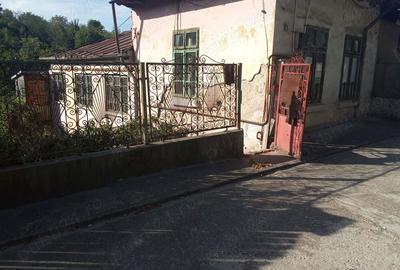 Casă cu 4 camere cu Teren 500 Mp în Central - 1