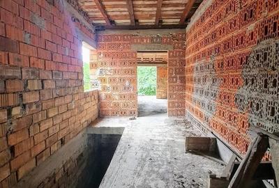 Casă cu 4 camere cu Teren 284 Mp în Iorga - 1