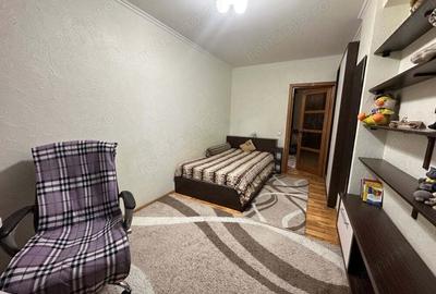Apartament cu 3 camere în Tei