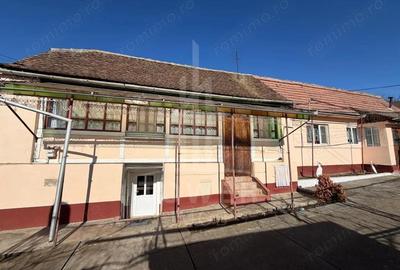 Casă cu 3 camere cu Canalizare în Central - 1