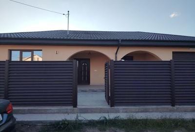 Casă cu 4 camere în Odaia Manolache
