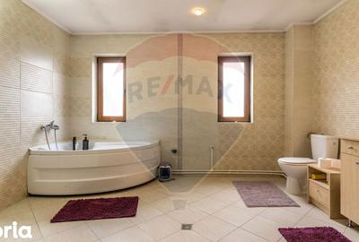 Casă cu 6 camere cu Garaj în Central - 14