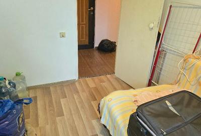 Vand apartament 3 camere semidecomandat in Deva, zona Micro 15, etaj 3 - 8