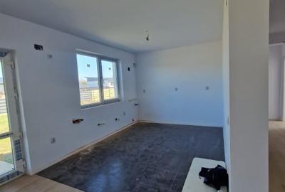 Vanzare casa parter  cu 4 camere Vedere la lac| Crevedia -Strada Caisului - 2