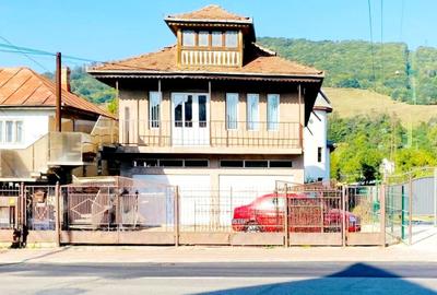 Casă cu 4 camere cu Teren 350 Mp în Central