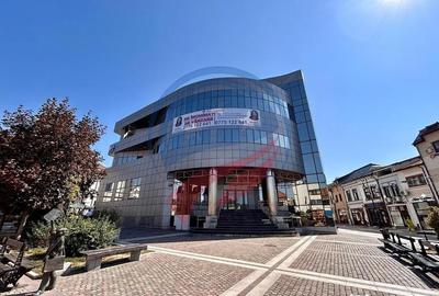 Spațiu comercial, de 2,400 mp, în Central