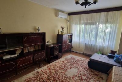 Apartament cu 3 camere decomandat în Est