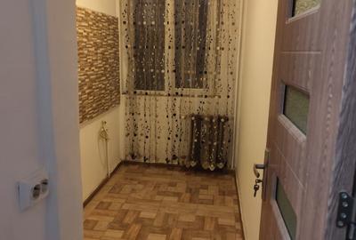 Apartament cu 2 camere semidecomandat în Craiovița Nouă