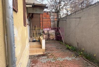 Casă individuală cu 3 camere semidecomandat cu Canalizare în Floreasca - 11
