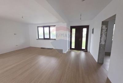 Casă individuală cu 4 camere cu Teren 6110 Mp în Girov - 1