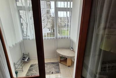 Apartament cu 3 camere, etaj 1/4, zona Baza 3 - 8
