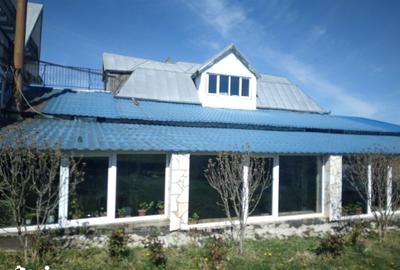 Casă cu 6 camere cu Teren 2500 Mp în Central - 1