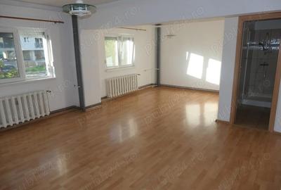 Spațiu comercial, de 55 mp, în Central - 8