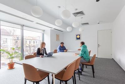 Birouri ce pot fi personalizate pentru 4 persoane in Spaces Unirii