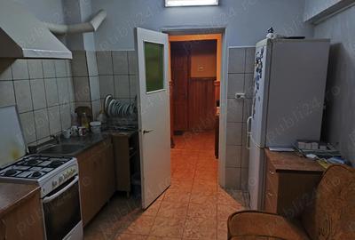 Apartament 2 camere, decomandat, zona de jos - 2