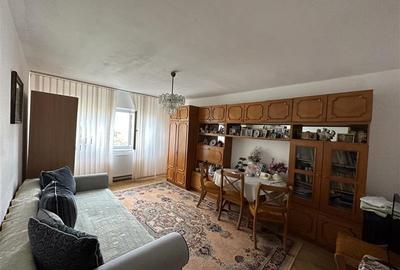 Apartament cu 3 camere decomandat în Plăvăț II - 2