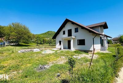 Casă cu 5 camere cu Teren 1650 Mp în Cetate
