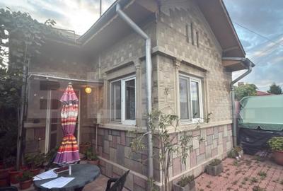 Casa de vanzare 5 camere + dependente - 1