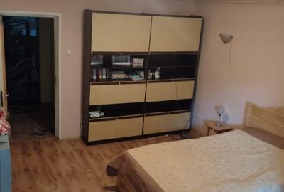 Vand apartament cu 1 camera,etajul 1 din 9, in Aleea Carpati,mobilat si utilat.