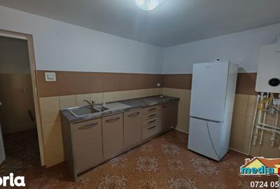 Casă cu 5 camere cu Teren 700 Mp în Piața Centrală - 4