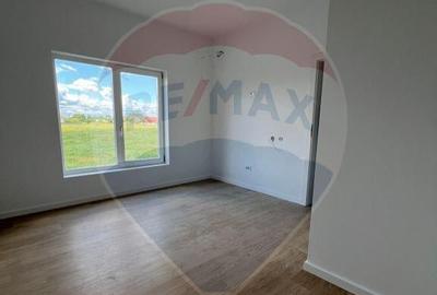 Casa / Vila cu 4 camere de vanzare - 1