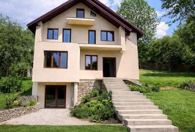 Casă cu 5 camere cu Teren 2500 Mp în Pângărați - 4