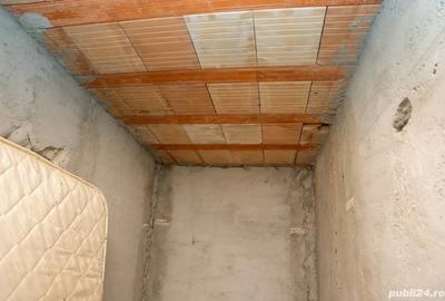 Vand la Calimanesti 1000 mp cu 2 case ,garaj, fosa ,apa si curent.
