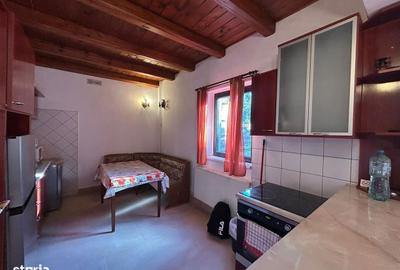 Casă cu 8 camere cu Teren 377 Mp în Central