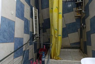 Garsonieră decomandată în Titan