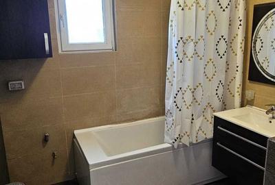 Apartament cu 3 camere decomandat în Palazu Mare