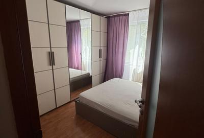 Apartament cu 3 camere semidecomandat în Berceni